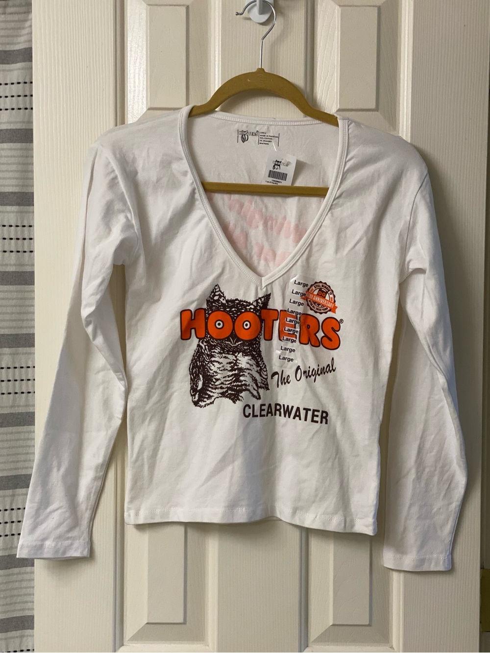 Hooters Long-Sleeve V-Neck Tee With Logo 40th Anniversary Clearwater Size Large